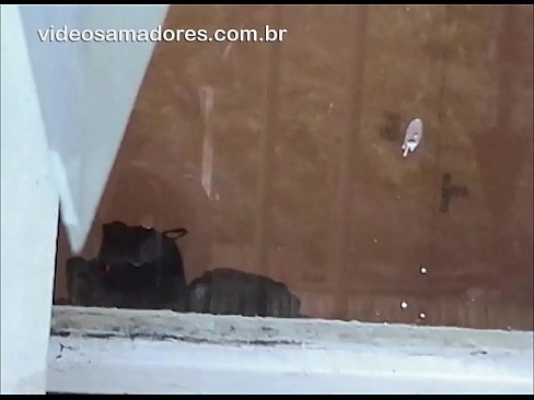 ❤️ Home cachondo mirando á súa moza con outro mozo, gravando un vídeo de carallo sen molestar á parella ❤❌ Vídeo de puta en nós ❌