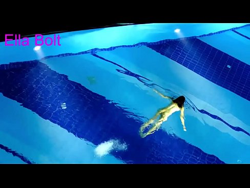 ❤️ Non podo deixar de mirar, unha moza loira que é sorprendida nadando espida na piscina do resort ELLA BOLT ❤❌ Vídeo de puta en nós ❌